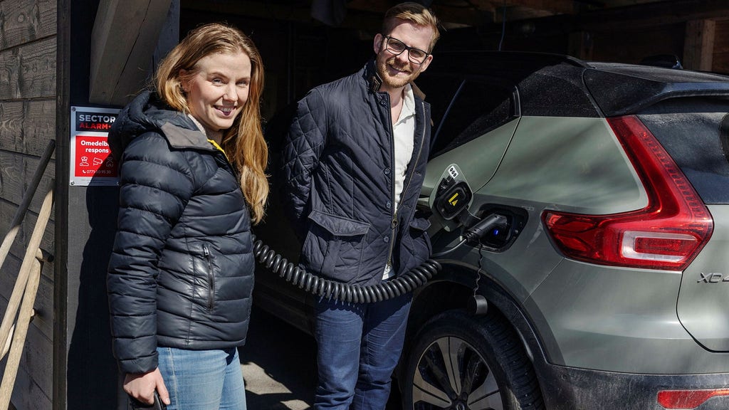 Hemma hos Amanda och Emil får främlingar ladda sin elbil